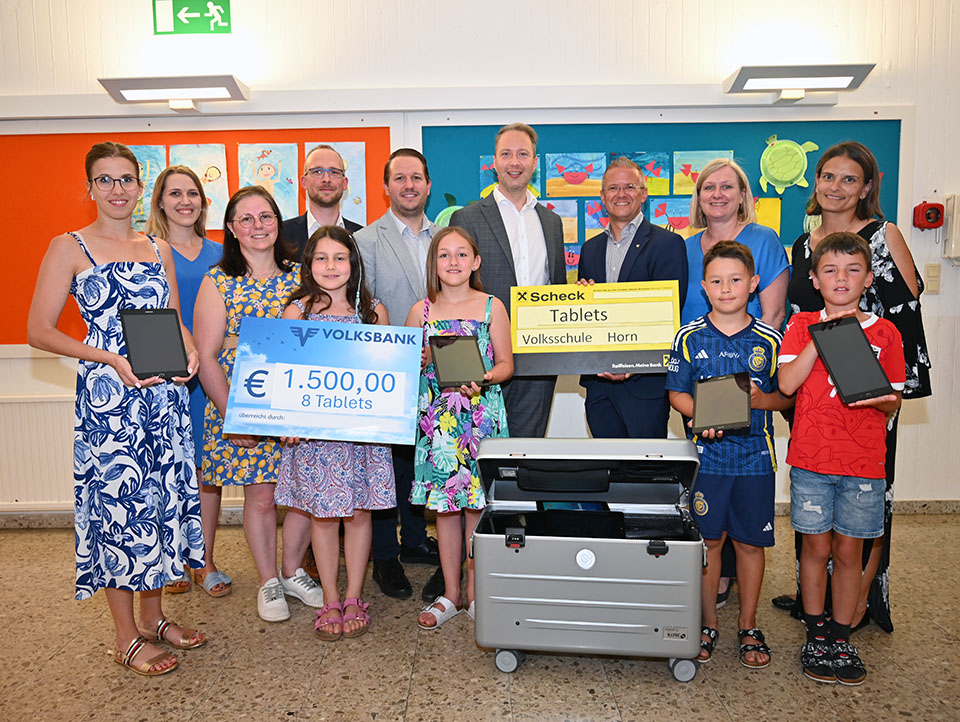 Mia Bauer, Emilie Schneikart, Matteo Jordan und Jonas Purker sowie Kerstin Schmöger, Anja Ringswirth, Martina Piffl, Franz Kaufmann, Markus Schneikart, Wolfgang Weidinger, Alexander Österreicher, Dir. Andrea Dittrich und StR Evelyn Schmidt Foto: Hohenegge